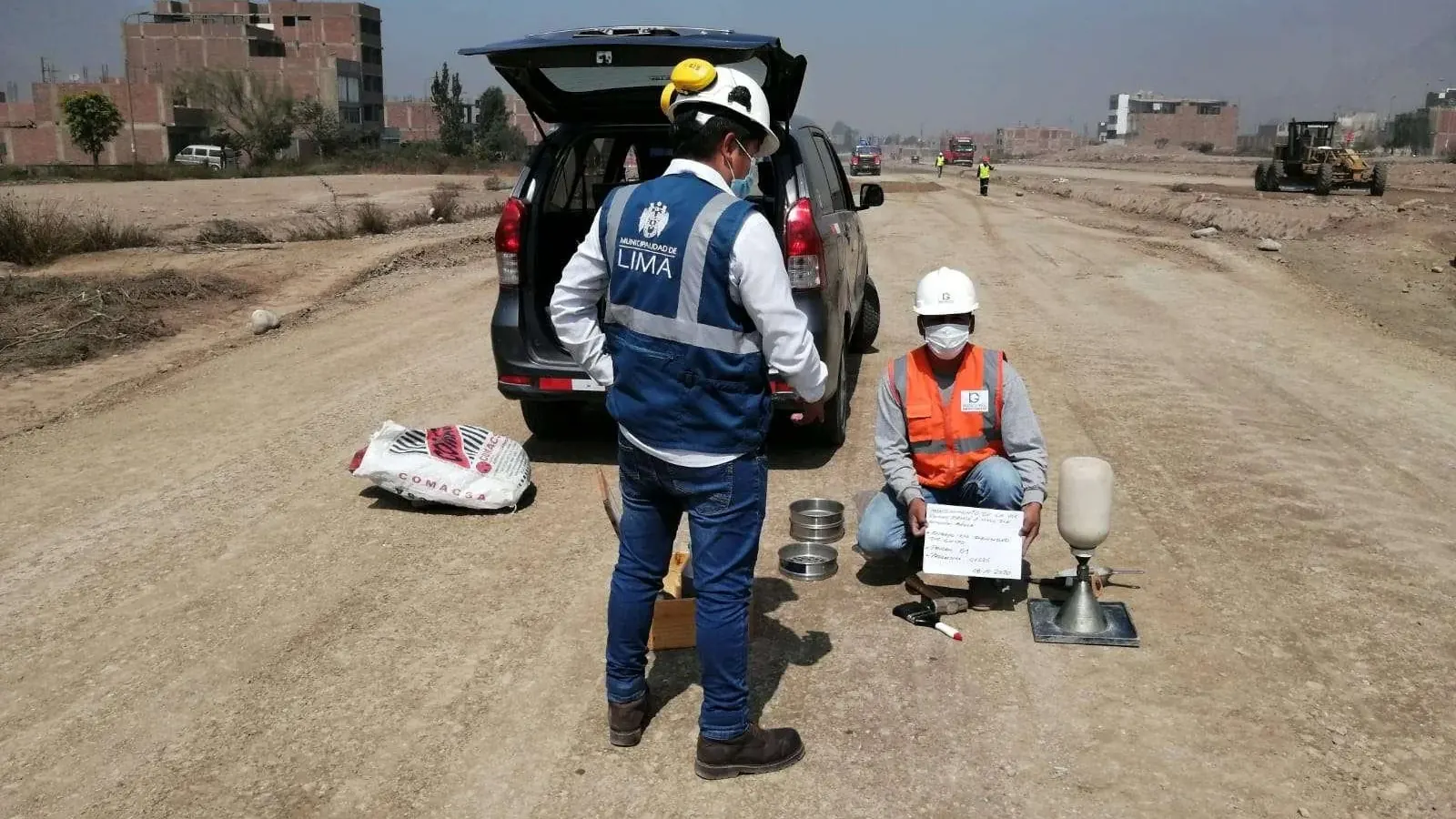 Ensayo de densidad de campo por cono de arena sobre la vía, con la unidad móvil del laboratorio.