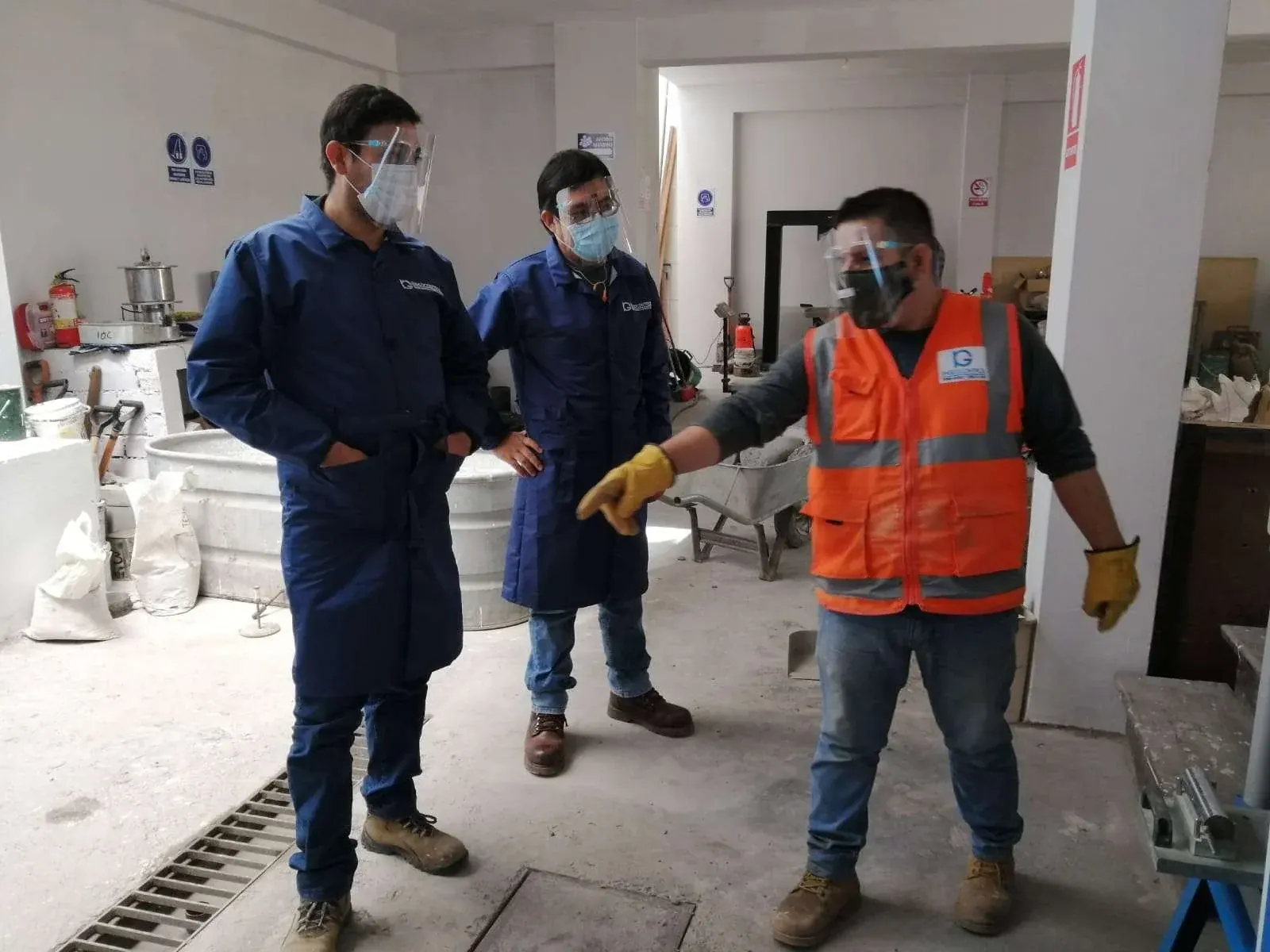 Personal técnico de INGEOCONTROL con equipo de protección durante un control en obra.