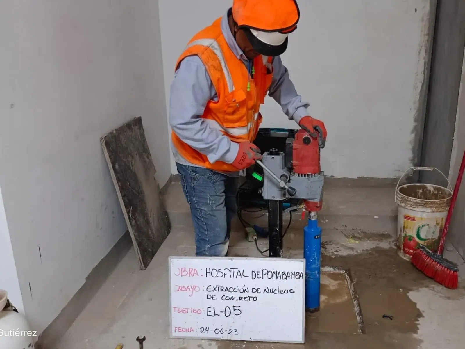 Extracción de un testigo diamantino de concreto en obra.