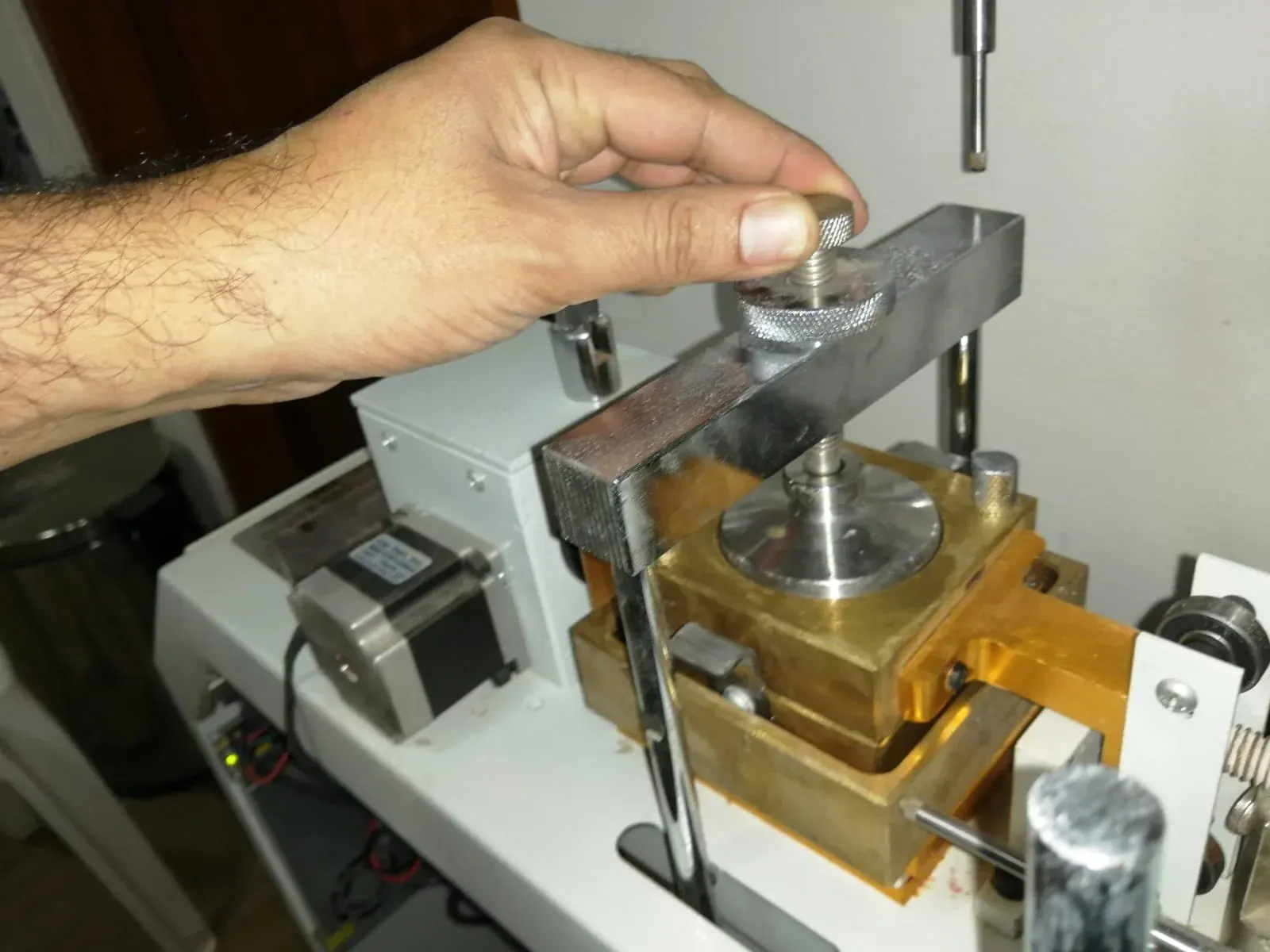 Caja de corte directo con la muestra de suelo montada para el ensayo.