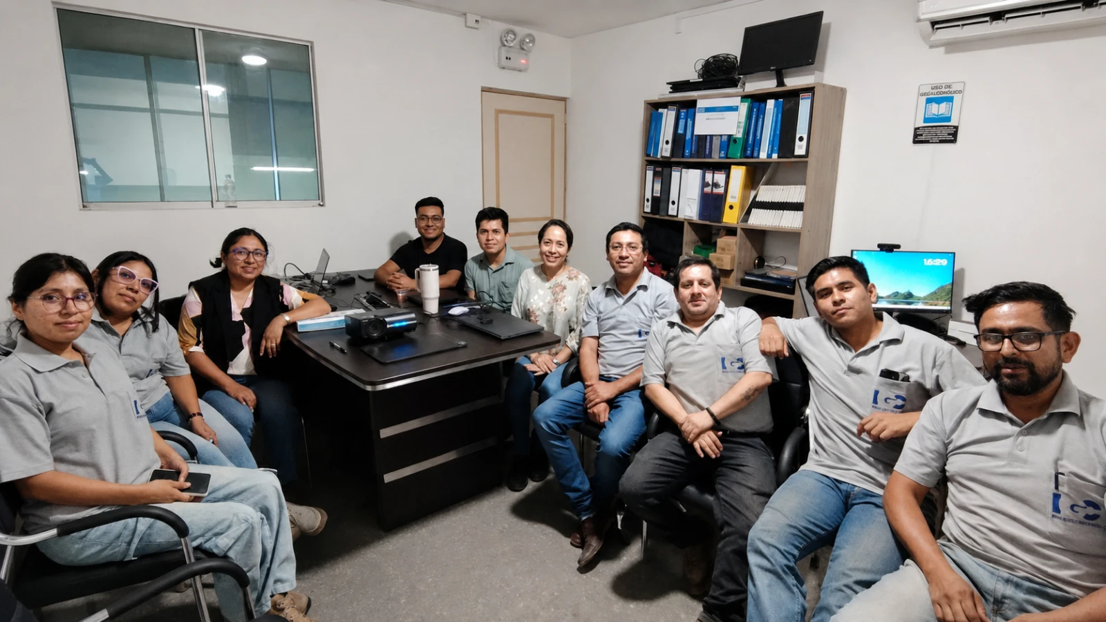 Equipo de trabajo de INGEOCONTROL PERÚ S.A.C. reunido en la sede de Carabayllo.
