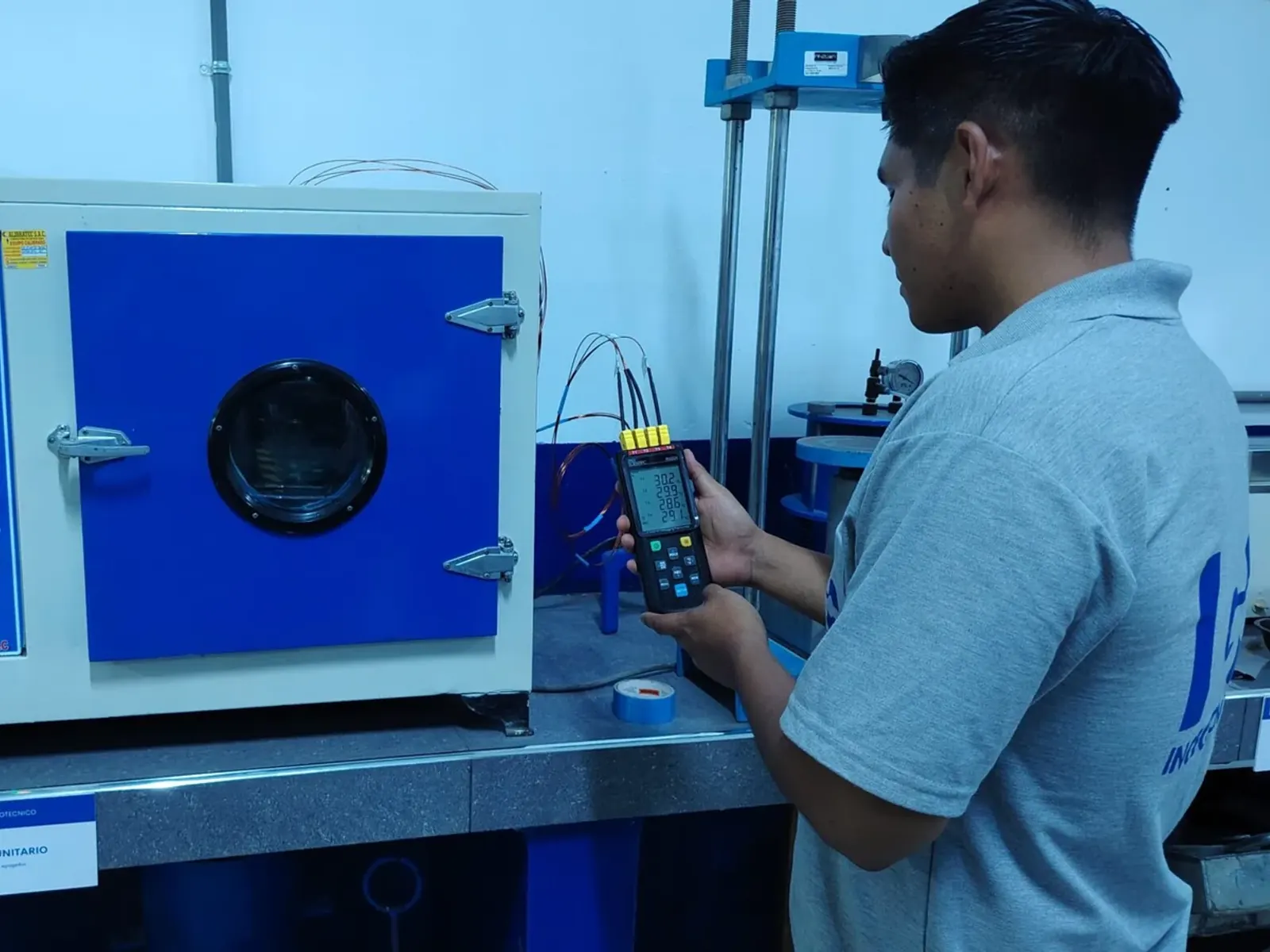 Verificación intermedia del horno de secado con un instrumento calibrado.